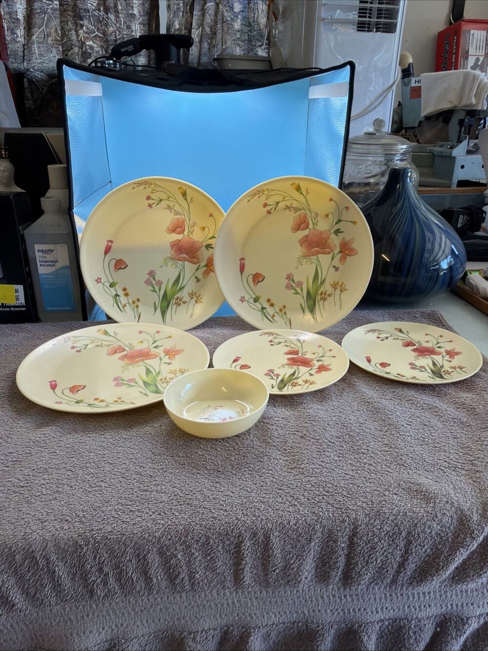 Vintage Melamine Floral Pattern 3 Plates , 2salad Plates & One Bowl By Delite